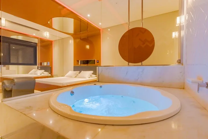 Poeme Motel by Drops