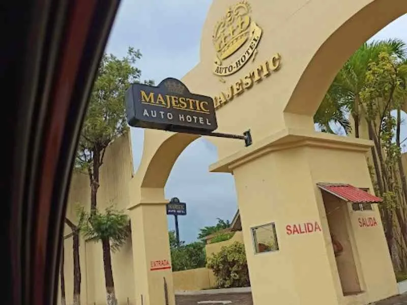 Majestic Auto Hotel cama
