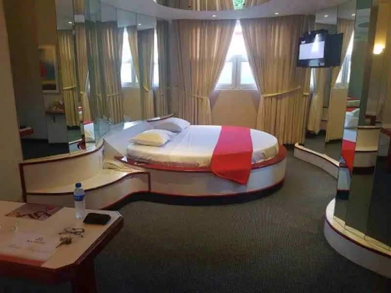 Majestic Auto Hotel suite