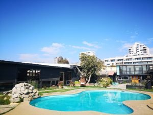 Hotel Trocadero, Renaca